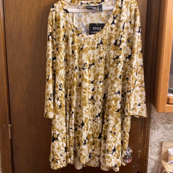Attitudes Tops - Tunic in animal print like NWT 3/4 sleeves with pockets Has high low hem